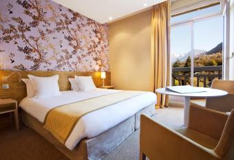 Grand H  tel des Thermes Brides-les-Bains allows 18 year olds to book a room