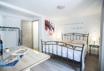 Guest house Mendi allows 18 year olds to book a room