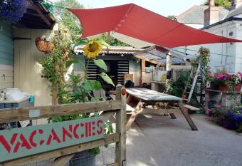 Eden s Yard Backpackers allows 18 year olds to book a room