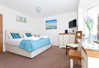 Avon Beach Bed & Breakfast allows 18 year olds to book a room