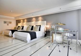 AX The Palace allows 18 year olds to book a room