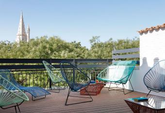 Un H  tel En Ville allows 18 year olds to book a room