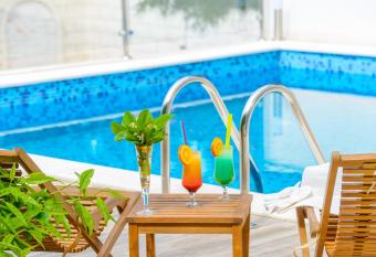 Tandem Apartments with Swimming pool has Balcony rooms