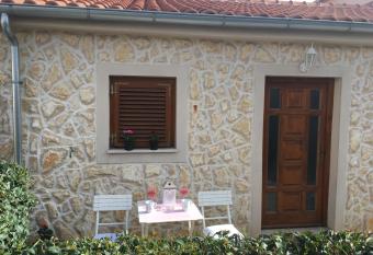 Croatian Home Apartments allows 18 year olds to book a room