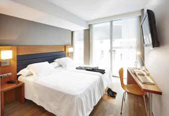 Barcelona Century Hotel allows 18 year olds to book a room
