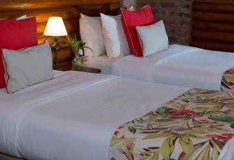 La Aldea De La Selva Lodge has rooms with a private hot tub