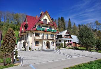 Le  ny Dworek has Balcony rooms