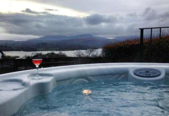 Holbeck Ghyll Country House Hotel with Stunning Lake Views has rooms with a private hot tub