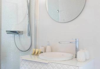 Bien Loin d Ici Spa B&B allows 18 year olds to book a room