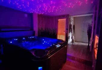 La Brise has rooms with a private hot tub