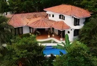 Villa Sandy en Samara Rocks allows 18 year olds to book a room