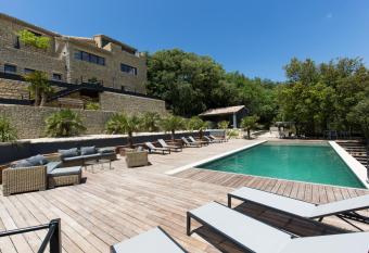 H  tel La Maison de Crillon allows 18 year olds to book a room