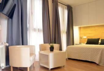 Apartamentos C  rdoba Atrium allows 18 year olds to book a room