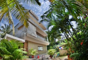 Hotel Rezo s allows 18 year olds to book a room