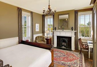 Wentworth Mansion has rooms with a private hot tub