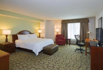 Hilton Garden Inn Hartford South/Glastonbury has rooms with a private hot tub