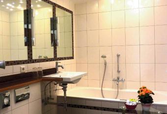 Historisches Genusshotel L  wen has rooms with a private hot tub