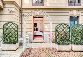 Villa Alceo has rooms with a private hot tub