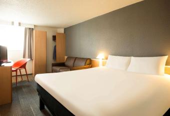 Ibis Orly Chevilly Tram 7 allows 18 year olds to book a room
