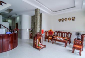 Kim H   ng Anh Guest House allows 18 year olds to book a room