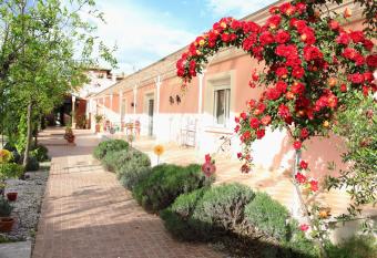 Hotel Villa Sevasti allows 18 year olds to book a room