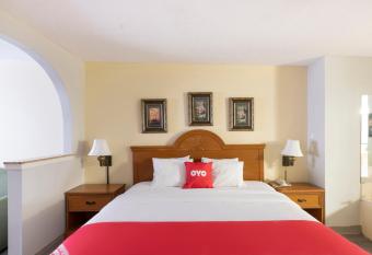 Red Roof Inn Stafford, Tx has rooms with a private hot tub