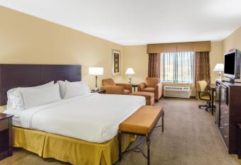 Holiday Inn Express Nogales has rooms with a private hot tub