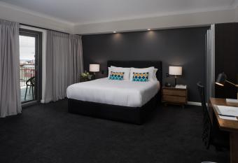 Esplanade Hotel Fremantle - by Rydges has rooms with a private hot tub