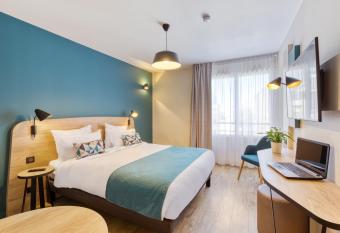 Appart City Confort Paris Clichy - Mairie has Balcony rooms