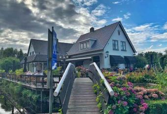 De Dames Van De Jonge Hotel Restaurant allows 18 year olds to book a room