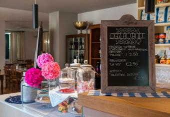 Country Hotel Al Gallo allows 18 year olds to book a room