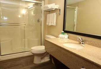 Holiday Inn Express & Suites Vernon By IHG has rooms with a private hot tub