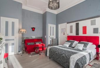 H  tel de Charme Le Provence allows 18 year olds to book a room