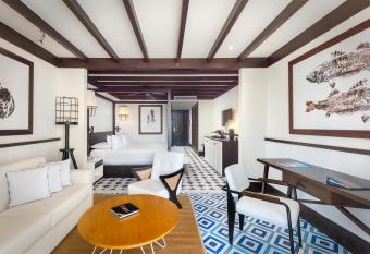 Ocean Riviera Paradise All Inclusive has rooms with a private hot tub