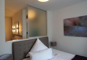 Hotel & Restaurant Arnoldusklause allows 18 year olds to book a room