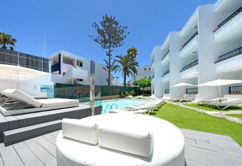 Atlantic Sun Beach - Gay Men Only allows 18 year olds to book a room