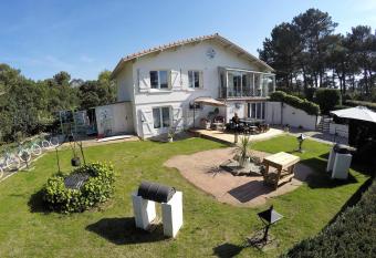 Villa Sunshine allows 18 year olds to book a room