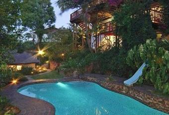 Loerie Hide has Balcony rooms