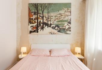 Apartament w sercu miasta allows 18 year olds to book a room