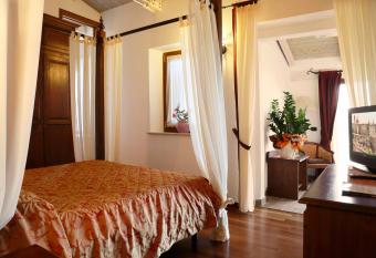 Colleverde Country House & SPA Urbino has rooms with a private hot tub