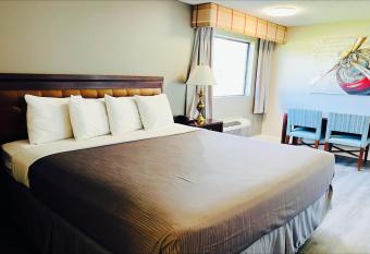 Western Motel, Thomasville has rooms with a private hot tub