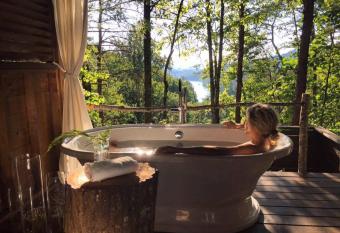 Lakeview at Fontana has Balcony rooms