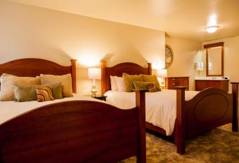 The Oakwood Inn has rooms with a private hot tub