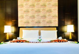 Nipa Resort, Patong Beach - SHA Extra Plus has rooms with a private hot tub