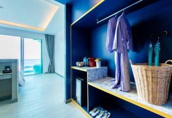 Krabi Tipa Resort - SHA EXTRA PLUS has rooms with a private hot tub