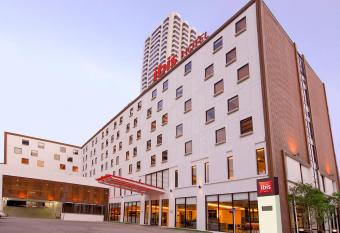 Ibis Bangkok Sukhumvit 4 allows 18 year olds to book a room