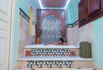 Casa Larga has rooms with a private hot tub