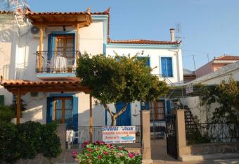 Studios Julia allows 18 year olds to book a room