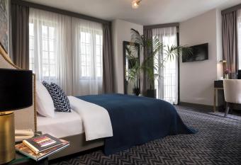 Nabu Hotel Karak  y allows 18 year olds to book a room