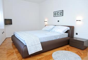 City Gallery Apartment has rooms with a private hot tub